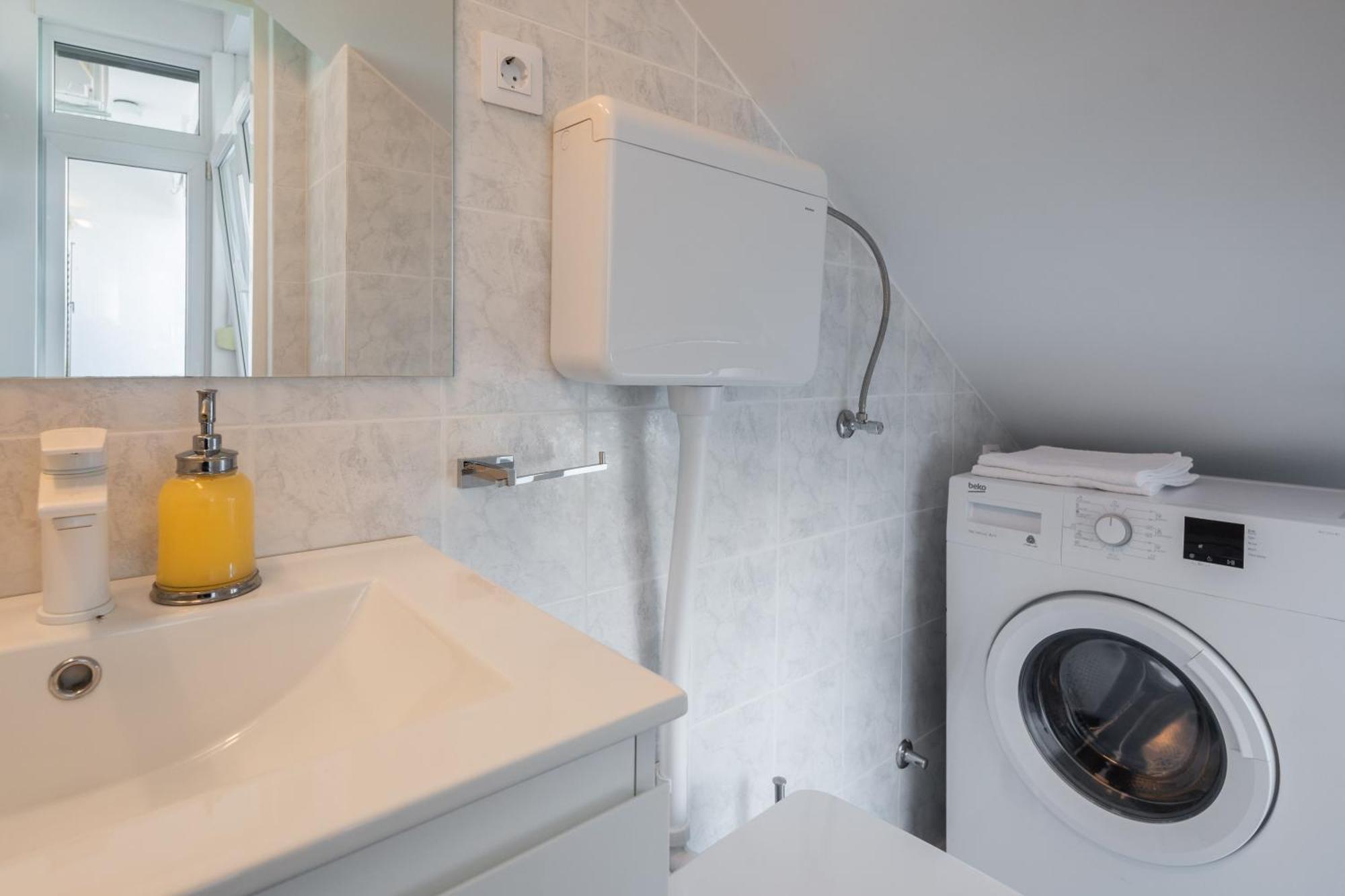 East Side Apartment Omis Bagian luar foto
